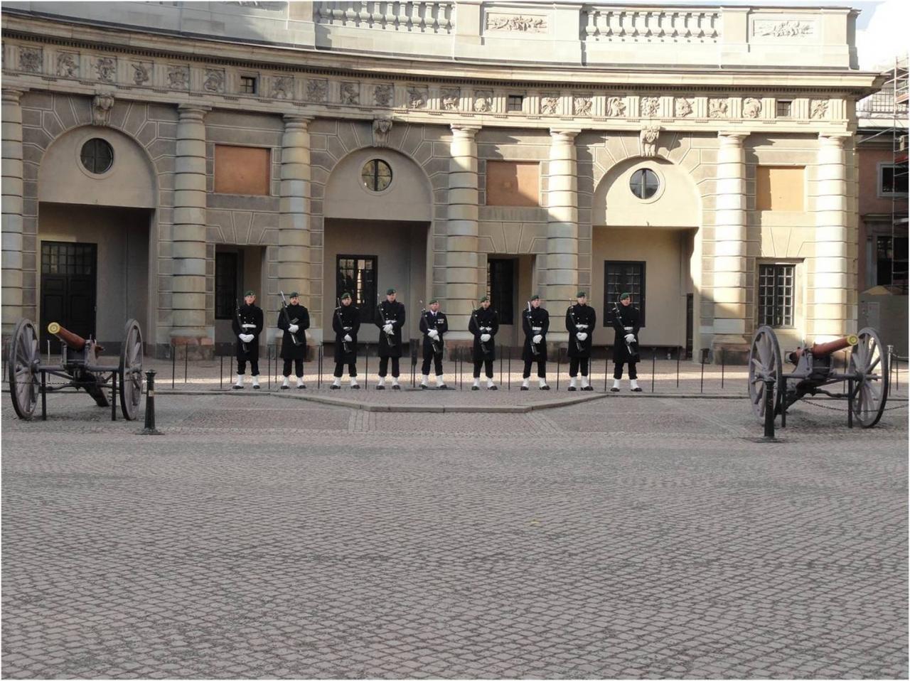 Relève de la garde  -Palais royal
